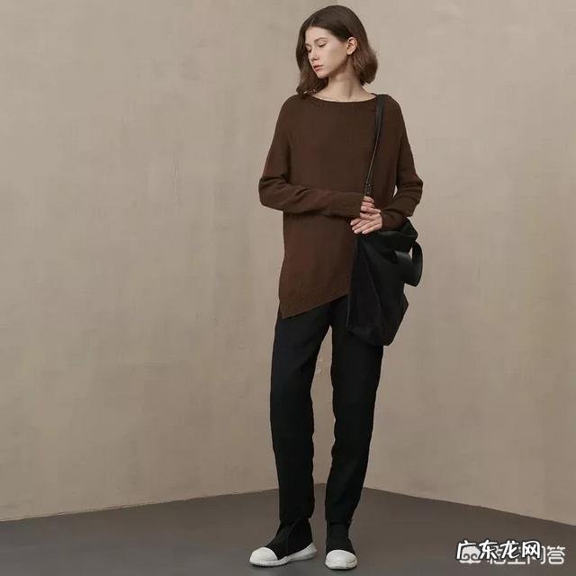 一件浅咖啡色接近驼色的宽松羊毛衫搭配什么颜色的裤子或是裙子?