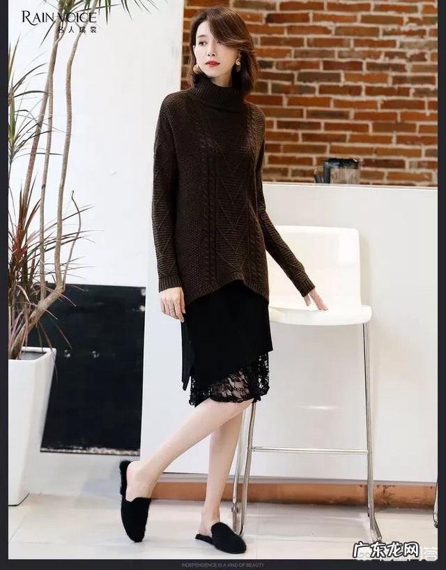 一件浅咖啡色接近驼色的宽松羊毛衫搭配什么颜色的裤子或是裙子?