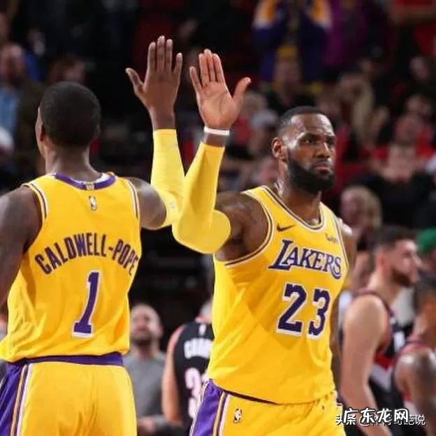 詹姆斯社交媒体晒出:身披6号球衣,头绑头巾照,致敬“功夫之王”李小龙!你怎么看?