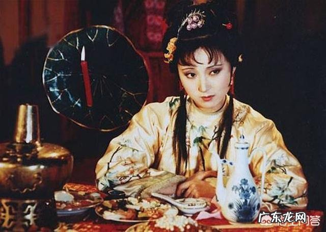 黛玉诗中的“一年三百六十天,风刀霜剑严相逼”,她具体在指向什么?