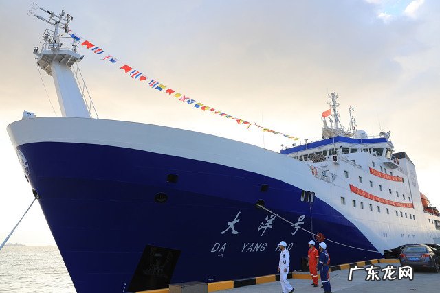 上联:三山五岳尽显八面威风,如何对下联?