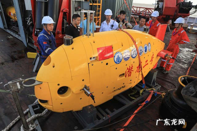 上联:三山五岳尽显八面威风,如何对下联?