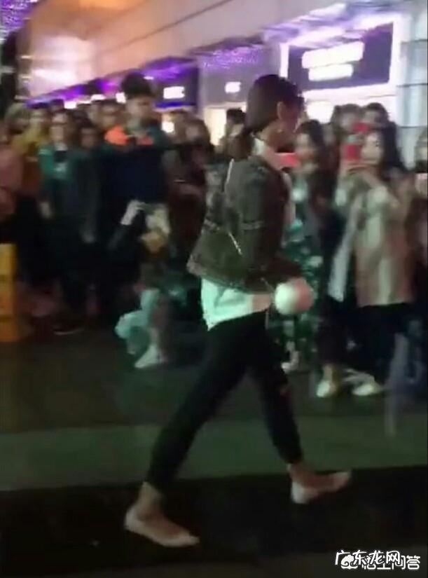 南宁男子广场向女友求婚被拒,怎么看公共场所求婚这种行为?