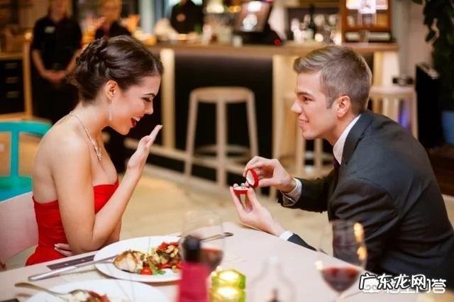 南宁男子广场向女友求婚被拒,怎么看公共场所求婚这种行为?