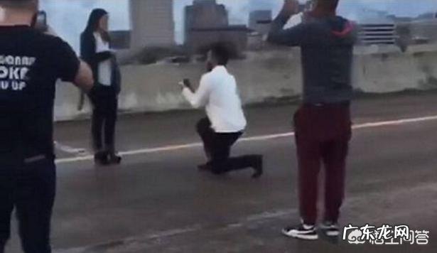 南宁男子广场向女友求婚被拒,怎么看公共场所求婚这种行为?