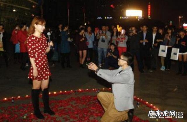南宁男子广场向女友求婚被拒,怎么看公共场所求婚这种行为?