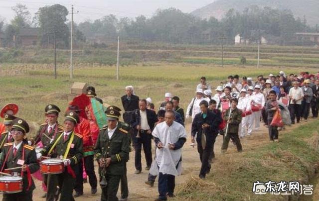 农村丧事有唱戏的环节,这种风俗源自哪里?寓意是什么?