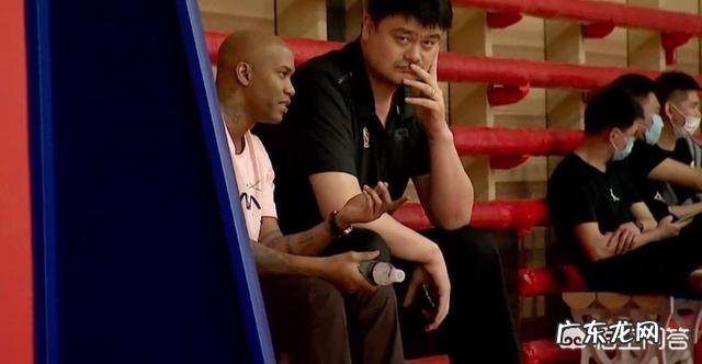 国青男篮现场出现两大神秘人物，马布里与姚明场下密谈，有望拿下男篮教鞭，你怎么看？