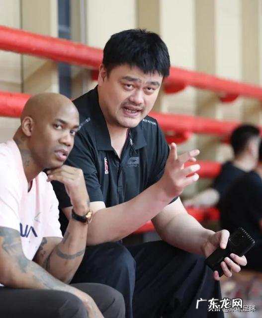 国青男篮现场出现两大神秘人物，马布里与姚明场下密谈，有望拿下男篮教鞭，你怎么看？