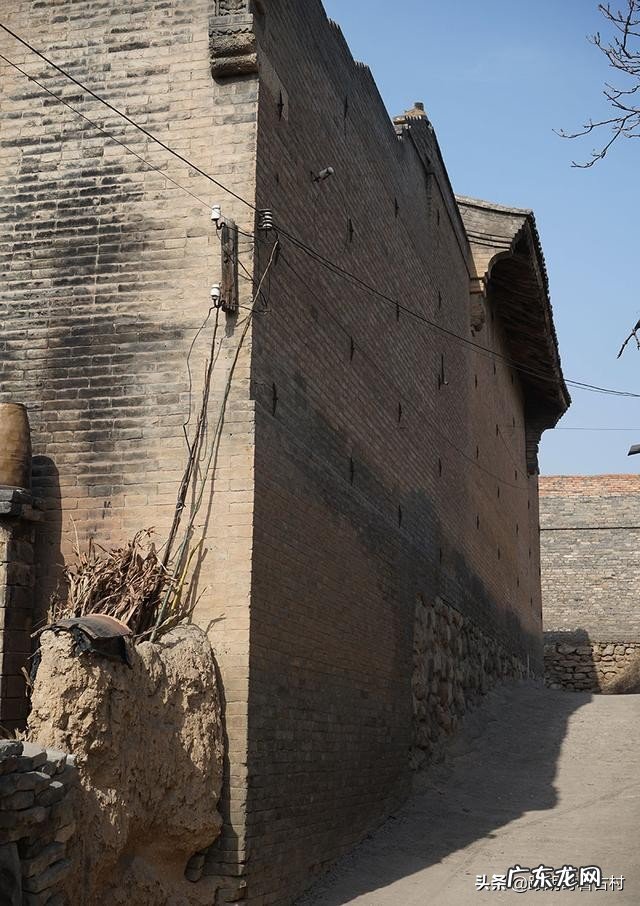 山西洪洞县农村的古民居，墙上钉满了菱形铁钉，到底有啥玄机？ 风水学房子四角埋青砖