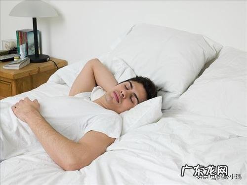 我的俯卧撑练了一个多月了,可是为什么每次最多只能做十个左右?是不是跟我的睡眠不好有关?