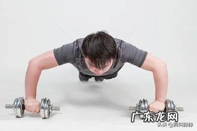 我的俯卧撑练了一个多月了,可是为什么每次最多只能做十个左右?是不是跟我的睡眠不好有关?