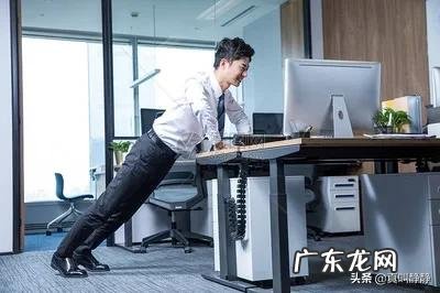 我的俯卧撑练了一个多月了,可是为什么每次最多只能做十个左右?是不是跟我的睡眠不好有关?