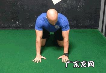 我的俯卧撑练了一个多月了,可是为什么每次最多只能做十个左右?是不是跟我的睡眠不好有关?