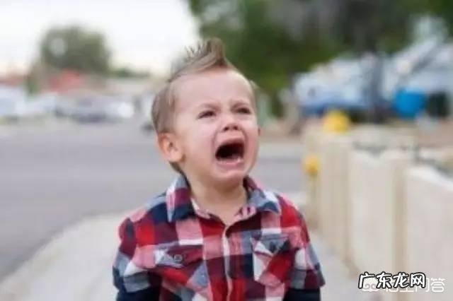 三岁孩子的脾气大摔东西,家长该怎么办?