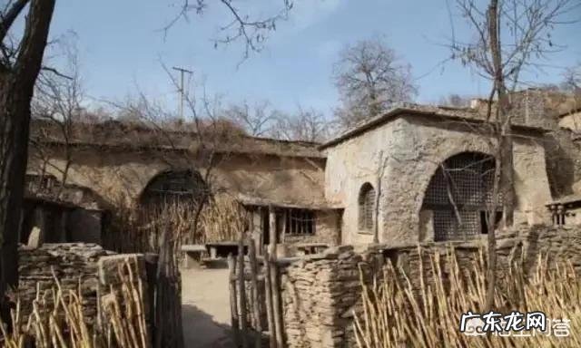 路遥《平凡的世界》写于什么地方？书中情节是以他的经历为素材的吗？