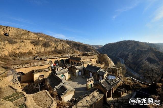 路遥《平凡的世界》写于什么地方?书中情节是以他的经历为素材的吗?