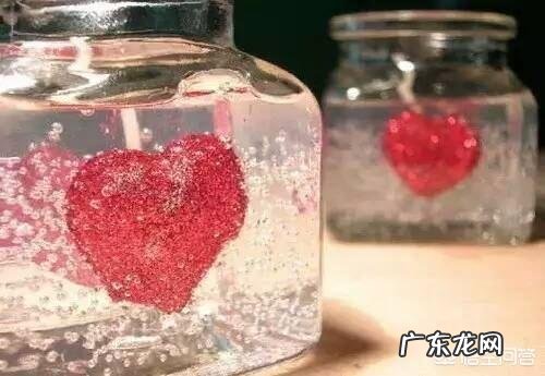 电荷能“同性相吸”?违反基本物理定律吗?