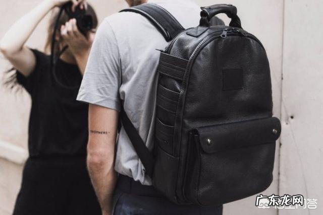 不想背大牌包包,也不想背山寨包的情况下,应该怎么选择背包?