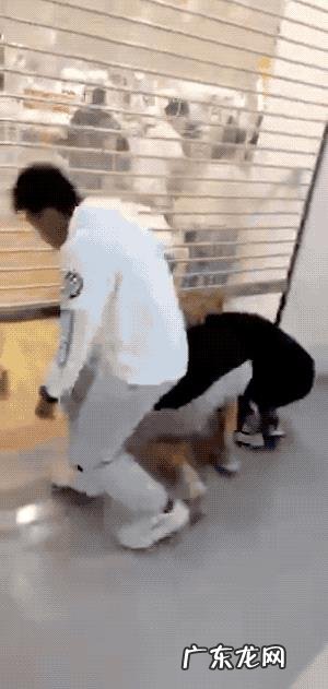 为了抢优衣库与KAWS的联名款衣服,有人一次买几百件,还有人打架,你怎么看?