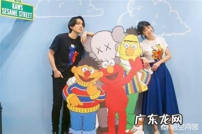 为了抢优衣库与KAWS的联名款衣服,有人一次买几百件,还有人打架,你怎么看?