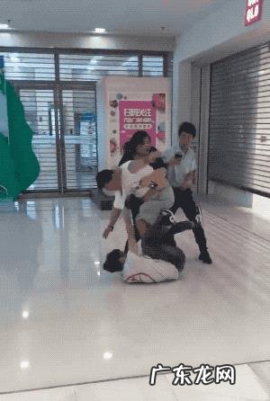 为了抢优衣库与KAWS的联名款衣服,有人一次买几百件,还有人打架,你怎么看?