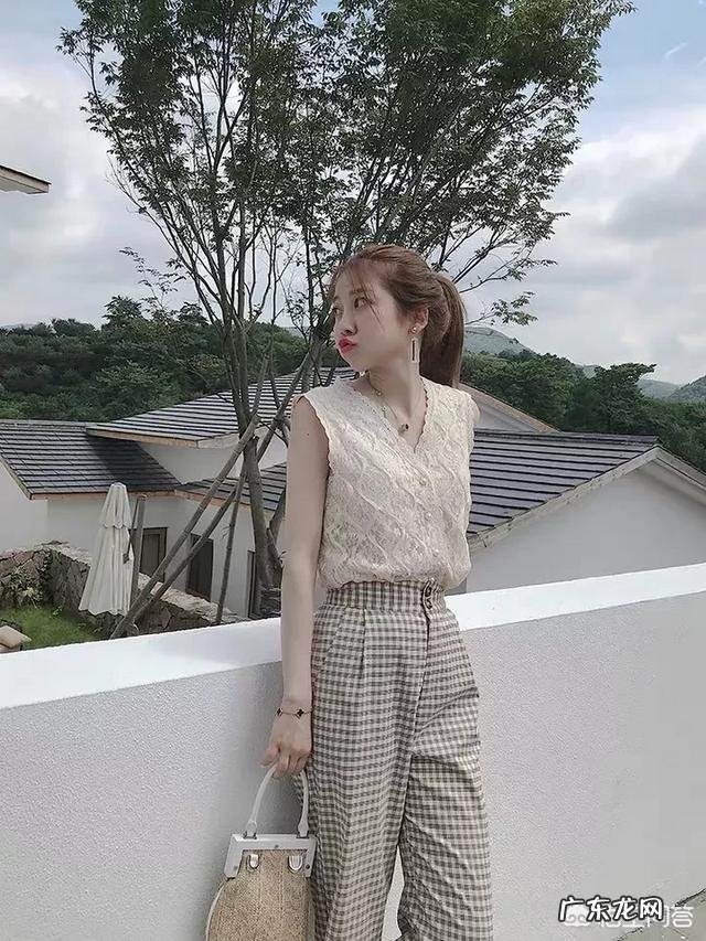 格子衣服怎么搭配好看？