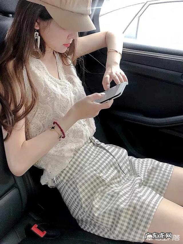 格子衣服怎么搭配好看？