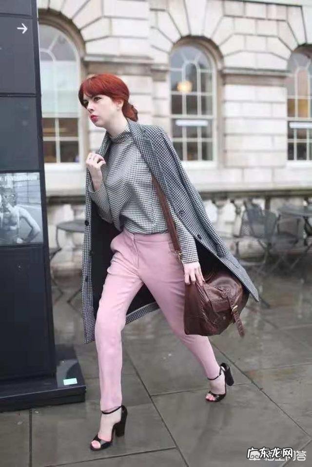 灰大衣淡粉和打底针织裙搭配什么鞋子好看？