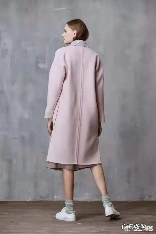 灰大衣淡粉和打底针织裙搭配什么鞋子好看？