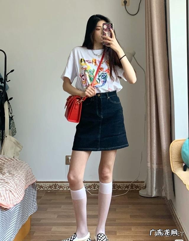 又到了穿短裙的季节了，求推荐搭配什么上衣最好看？