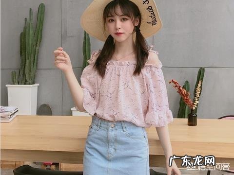 又到了穿短裙的季节了,求推荐搭配什么上衣最好看?