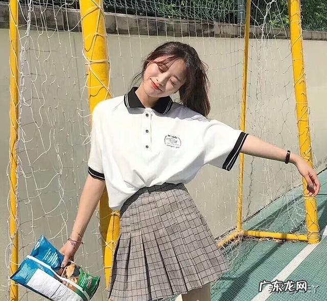 又到了穿短裙的季节了，求推荐搭配什么上衣最好看？