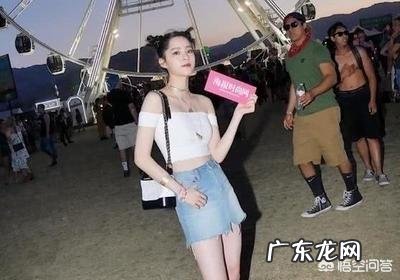 又到了穿短裙的季节了,求推荐搭配什么上衣最好看?