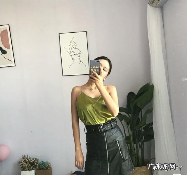 又到了穿短裙的季节了，求推荐搭配什么上衣最好看？