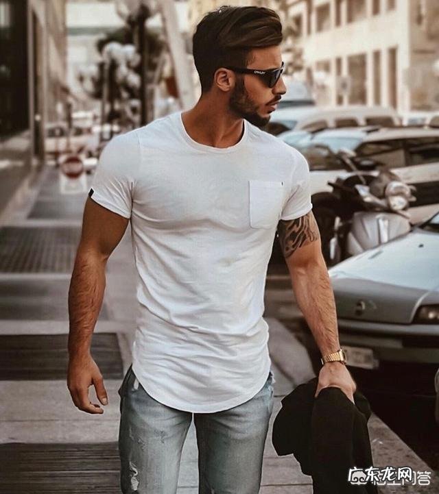 白色T恤有哪些搭配是比较时尚又高级的？