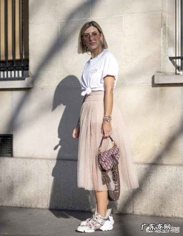 白色T恤有哪些搭配是比较时尚又高级的？