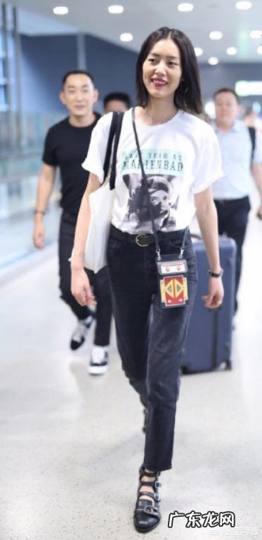 白色T恤有哪些搭配是比较时尚又高级的？