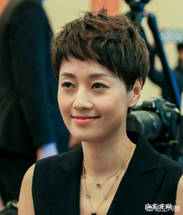 中年妇女白头发剪什么短发好看时尚?