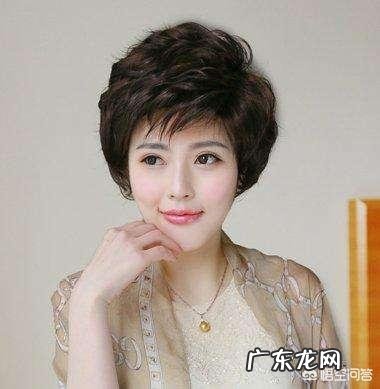 中年妇女白头发剪什么短发好看时尚?