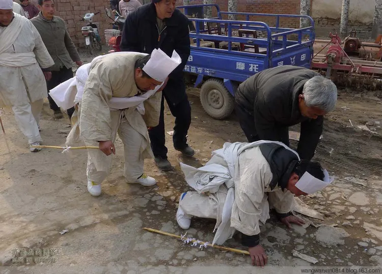 人去世后，旁边的人为什么要拉住亲人不让靠近尸体？