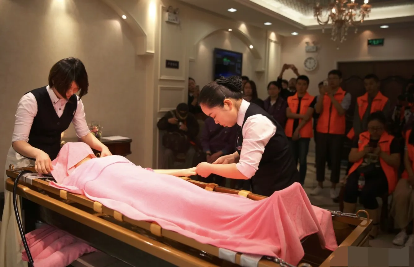 人去世后，旁边的人为什么要拉住亲人不让靠近尸体？