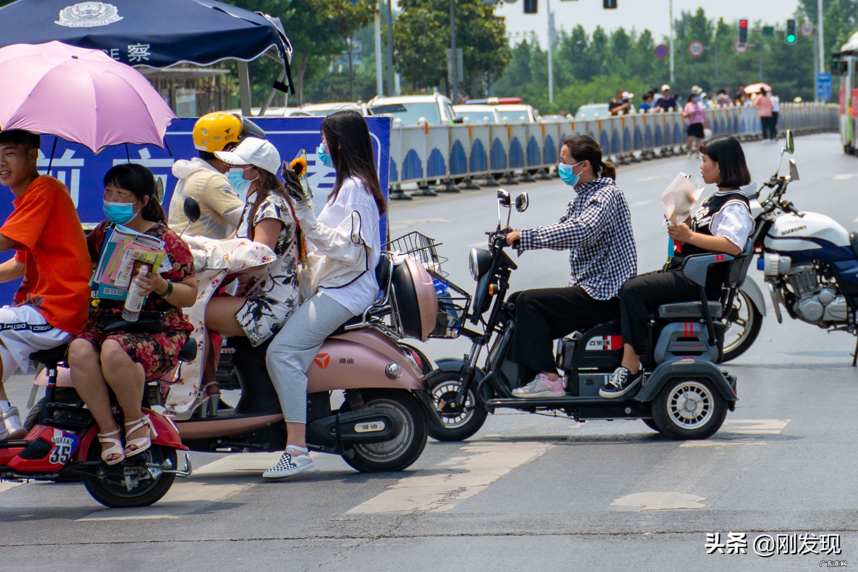 今年高考中考生家长为何要穿旗袍、给孩子送葵花?这寓意着什么?