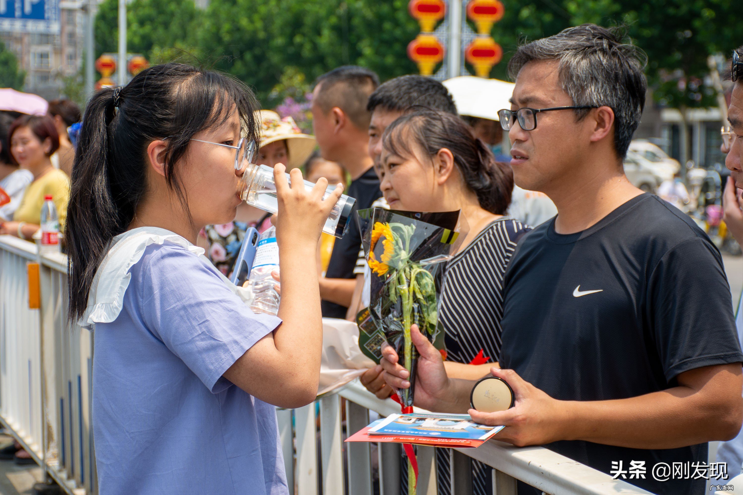 今年高考中考生家长为何要穿旗袍、给孩子送葵花?这寓意着什么?
