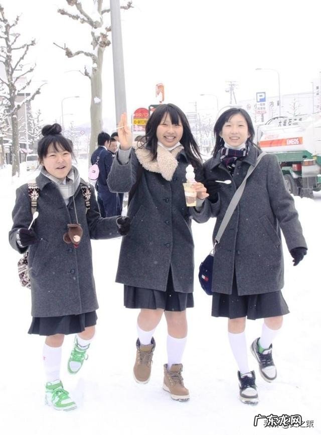 为什么日本中小学生女生都穿短裙?