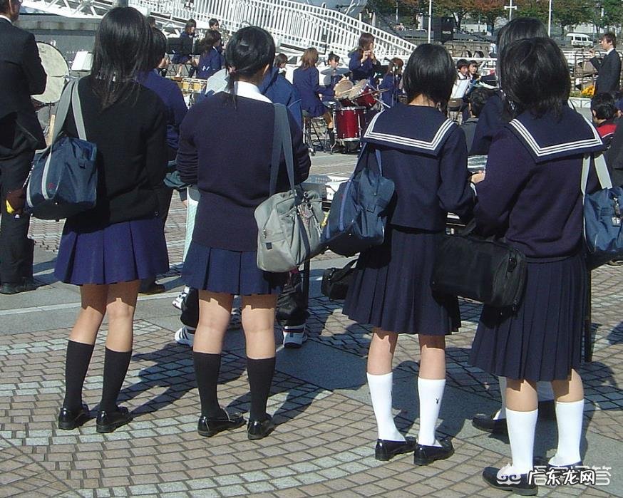 为什么日本中小学生女生都穿短裙?