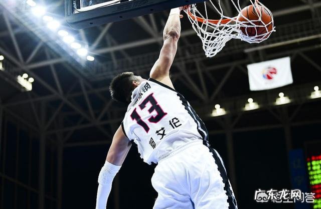 CBA辽宁队郭艾伦复出，首节就上演单臂砸筐暴扣！大侄子这一扣预定五佳球？