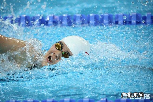 在女子游泳比赛里,没有运动员穿比基尼比赛,为什么?