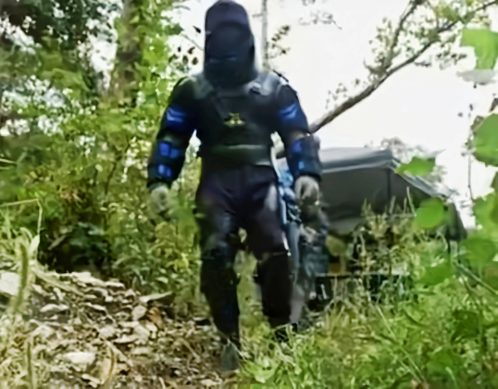 一个人被蟒蛇吞进肚子里，为什么手里有刀，也无法破腹逃出来？-