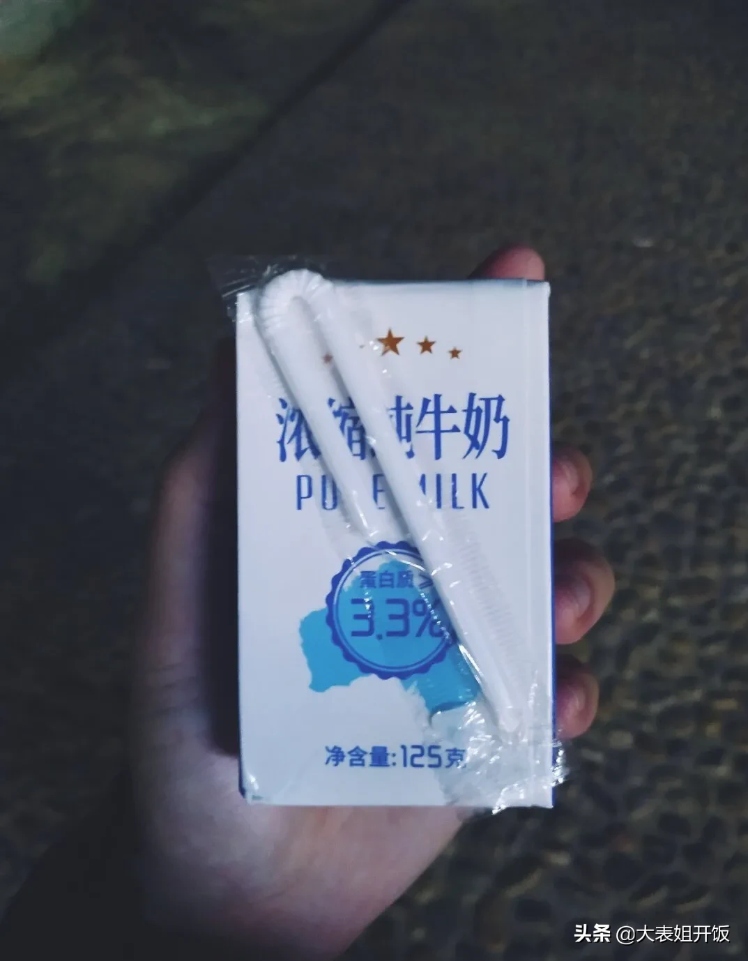 为啥牛奶装在方盒子里卖,可乐却是圆瓶子?